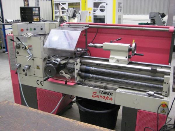 Centre lathe with digital display
