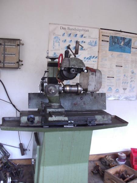 Universal tool grinding machine