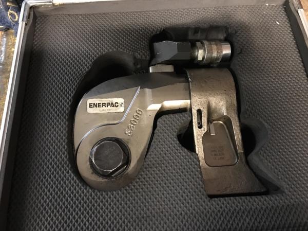 Like new hydr. torque wrench + pump